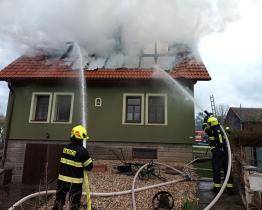 V obci Vysoké Pole hořel rodinný dům. Ženě s dítětem pomohl ven soused