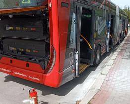 Palec nahoru pro řidičku trolejbusu! Během chvíle sama uhasila požár v zadní části vozidla