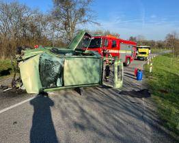 Na Pinduli vyletělo auto ze silnice a narazilo do stromu. Dva muži skončili v nemocnici