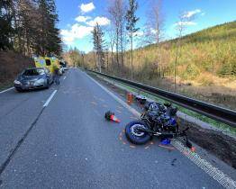 Po srážce s osobním vozidlem u Zádveřic utrpěl motorkář vážná zranění