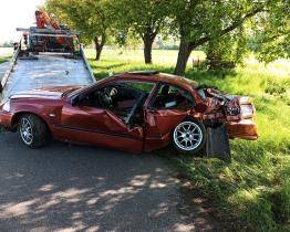 Osobní vozidlo narazilo u Skaštic do stromu. Zraněného řidiče vyprošťovali hasiči