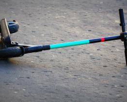 Jednasedmdesátiletý muž se v Otrokovicích zranil po pádu z elektrokoloběžky. Nadýchal 1,77 promile