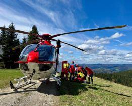 Pro vážně zraněnou cyklistku musel na hřeben Javorníků letět vrtulník