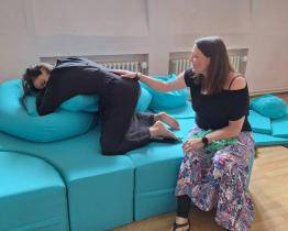 Studentům UTB poslouží k nácviku přirozeného porodu nový porodní gauč