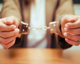 Kabely ze staveniště naložili do dodávky a odjeli. Po pár hodinách zloděje dopadla policie