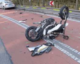 Vážná nehoda u Buchlovic: Srážka motorkáře s osobním autem si vyžádala čtyři zraněné