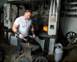 Malé muzeum kovářství v Holešově opět ožívá. Do historické dílny se vrací kovář