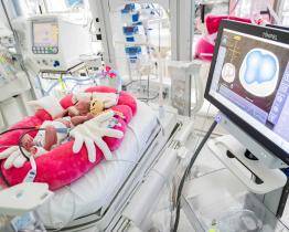 Zlínská neonatologie má nový monitor plicních funkcí novorozenců