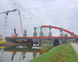 Oblouk dálničního mostu u Napajedel má barvu přesně v odstínu slavného Golden Gate Bridge