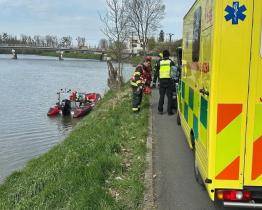 Procházka u řeky se změnila v boj o život. Silně podchlazeného muže lovili z vody hasiči