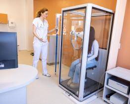 Vsetínská nemocnice má nový celotělový pletysmograf. K čemu slouží?