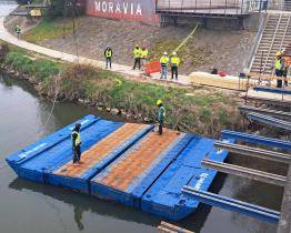 K opravě páteřního mostu v Uherském Hradišti poslouží speciální pontony
