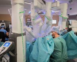 Zlínští gynekologové mají za sebou 100 robotických operací