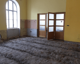 V Záhlinicích se opravuje společenský sál. Pomohla i stmelovací brigáda