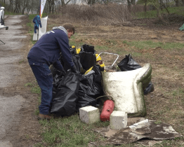 Akce Ukliďme Jarošov vyklízela z přírody plasty, tampóny i křeslo 