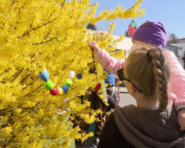 Rožnovští školáci a předškoláci vyzdobili město velikonočními ozdobami 