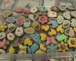 V Zarazickém centru ženy zdobily perníčky k Velikonocům 