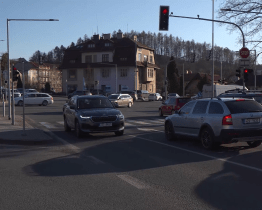 Zúžení vozovky a složitá křižovatka v Rožnově způsobují nehody