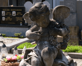 Zvýšená návštěvnost pohřebišť přináší i některé problémy