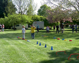 Den Země rozzářil park před otrokovickou poliklinikou pestrou paletou aktivit