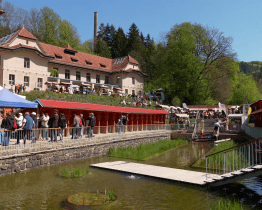 Stovky lidí ochutnávaly ve Slunečních lázních regionální víno i dobroty