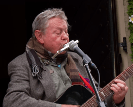 Na schodech kostela koncertoval legendární písničkář Vladimír Merta 