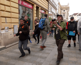 Městem prošel průvod švihlé chůze na pomoc onkologicky nemocných 