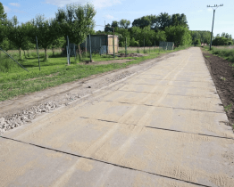 Použité panely z přístavu pomohly zpevnit cesty v Milokošti