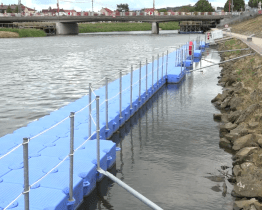 Nové plovoucí molo nabízí víc prostoru k zakotvení lodí