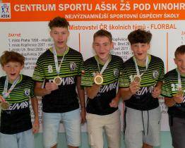 Základní škola Pod Vinohrady už poosmé v řadě na florbalovém trůnu