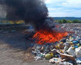 S požárem skládky odpadu ve Zdounkách bojovalo pět jednotek hasičů