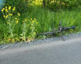 Dvanáctiletého cyklistu srazilo osobní vozidlo. Zachránila ho přilba