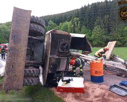 Po nehodě na D55 skončil řidič uvězněný v převráceném autě. Silnici u Valašské Polanky uzavřel pád bagru