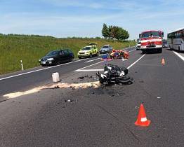 Po srážce s osobním vozidlem u Uherského Brodu utrpěl motorkář vážná zranění