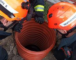 Hasiči zachraňovali kočku z kanalizační šachty. Na pamlsky ji nenalákali