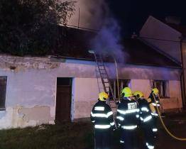 Z hořícího domu v Uherském Hradišti museli evakuovat tři osoby