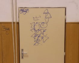 Mladík při čekání na vlak počmáral všechno, co mu přišlo pod ruku