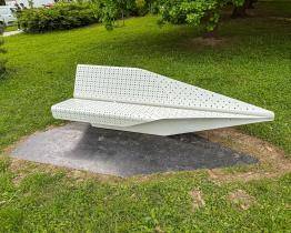 Na Gahurově prospektu přibylo 10 nových laviček. Připomínají papírové vlaštovky