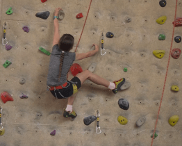 Tradiční lezecké závody přilákaly děti nejen z Rožnova, ale i dalekého okolí