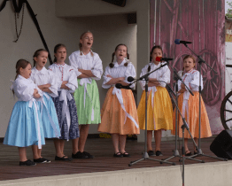 Děti tančily maminkám pro radost