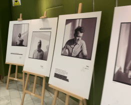 Výstava ve vsetínském kině Vatra přibližuje svět lidí s autismem