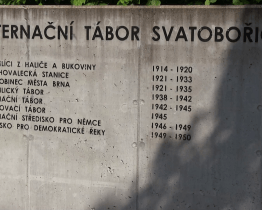 V bývalém internačním táboře uctili památku obětí války