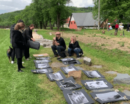 Malá lesní vernisáž otevřela brány novému prostoru i novým jménům