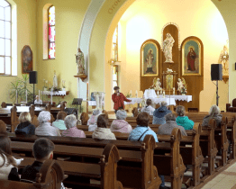 Noc kostelů v Šumicích nabídla ochutnávku mešních vín, bicí v kostele i prohlídku věže