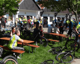 Cyklisté se vydali Na kole dětem jihovýchodním Slováckem
