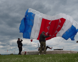 Kyjovský padáček přilákal desítky parašutistů