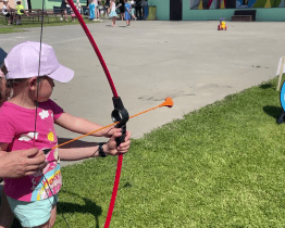 Na prázdniny připravila děti zábavná soutěž a Jirka Hadaš