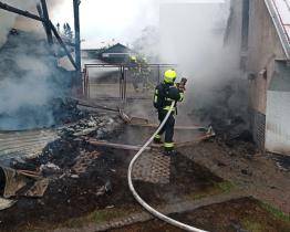 Požár stodoly v Trnavě zaměstnal 11 jednotek hasičů. Jeden člověk skončil s popáleninami v nemocnici