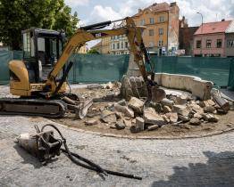 Zchátralá kašna na náměstí v Kroměříži prochází kompletní rekonstrukcí
