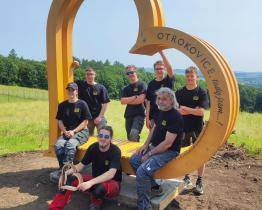 Nad Otrokovicemi vyrostl originální fotopoint v podobě dřevěného srdce